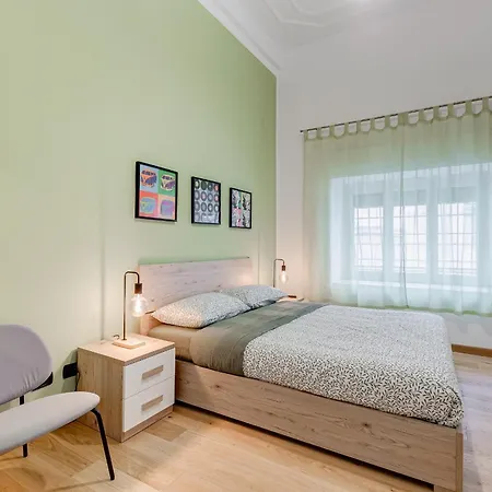 3-bedroom Near Trastevere Station Apartment Rome